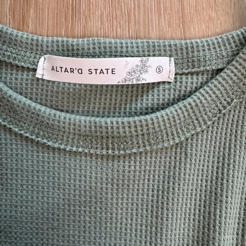 Altar’d State Green Ruffle Sleeve Peplum Top size small - Picture 4 of 7